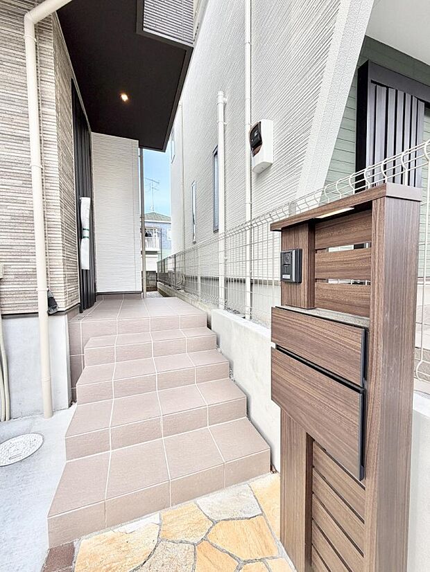 【玄関】■ 心地よい暮らしへとつながる、温かい玄関