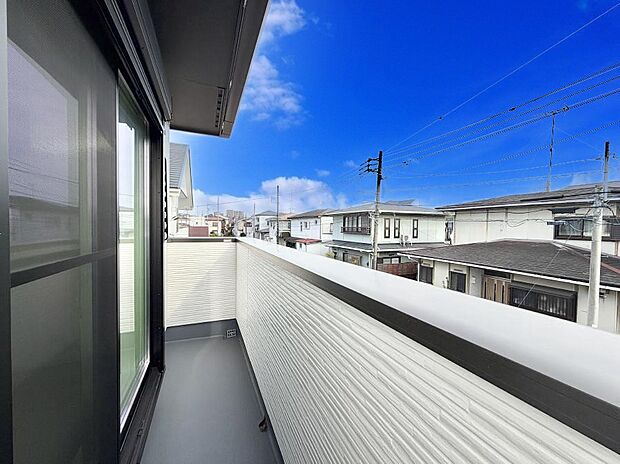 【バルコニー】■ 心地よい風と光を感じる、くつろぎのバルコニー