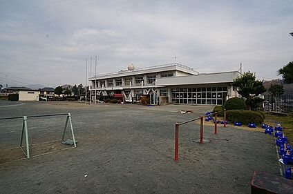 中井町立井ノ口小学校 77m(1分)
