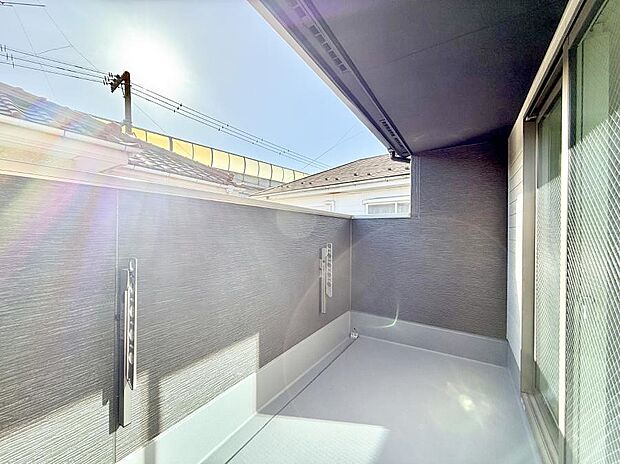 【バルコニー】■ 心地よい風と光を感じる、くつろぎのバルコニー