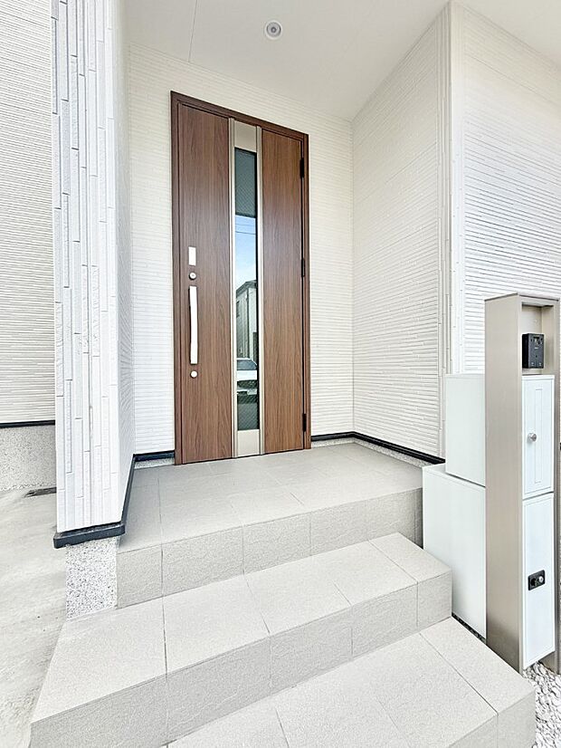 【玄関】■ シンプルで美しく、住まいの第一印象を彩る玄関です