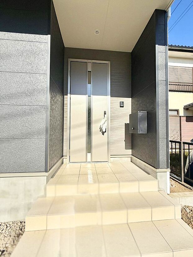 【玄関】■ シンプルで美しく、住まいの第一印象を彩る玄関です
