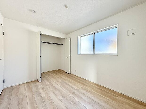 【寝室】■窓の配置や通気性の良い設計で部屋の空気がこもらず、常に新鮮な空気が流れます