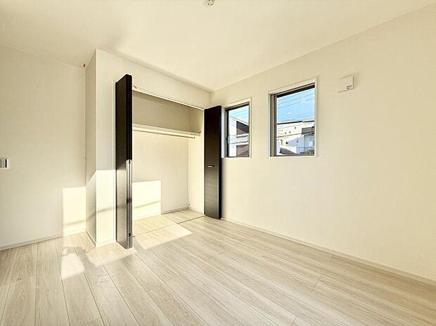 【リビング以外の居室】■落ち着いた色合いのお部屋で穏やかな時間を楽しめます