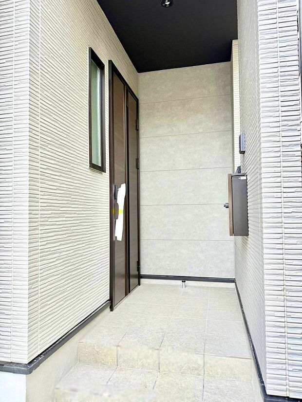 【玄関】■ シンプルで美しく、住まいの第一印象を彩る玄関です