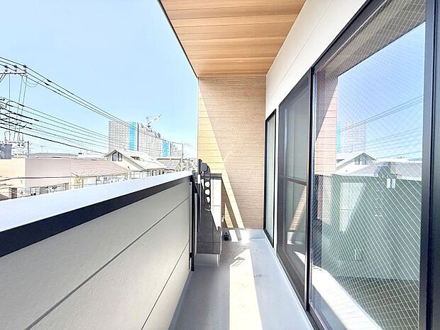 【バルコニー】■ 季節の移ろいを感じられる開放的な空間です