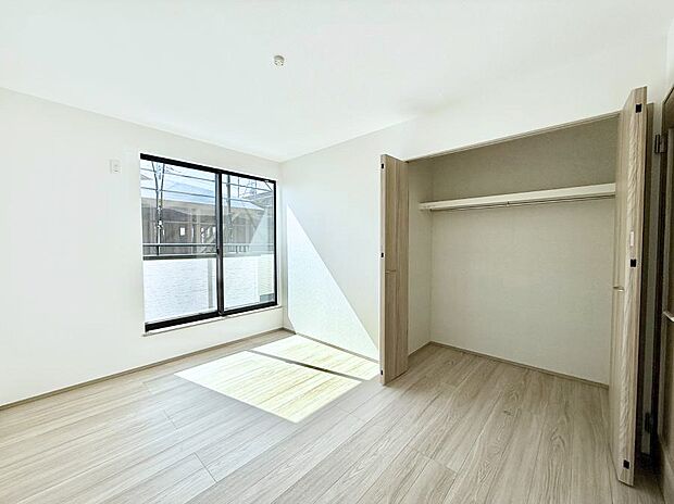 【寝室】■窓の配置や通気性の良い設計で部屋の空気がこもらず、常に新鮮な空気が流れます