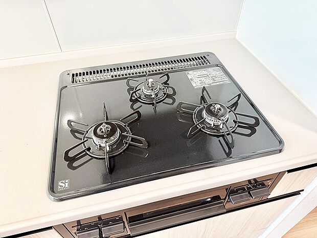 【3口ガスコンロ】■3口コンロのシステムキッチンで料理の手順もスムーズに