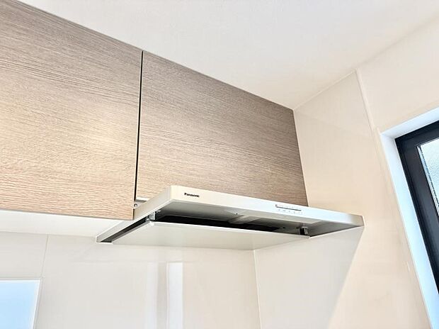 【レンジフード】■調理時の蒸気や匂いが換気扇に誘導され、効率的に排煙ができます。