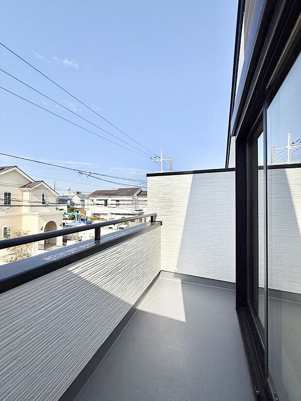 【バルコニー】■ 季節の移ろいを感じられる開放的な空間です