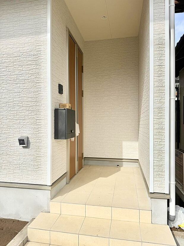 【玄関】■ シンプルで美しく、住まいの第一印象を彩る玄関です