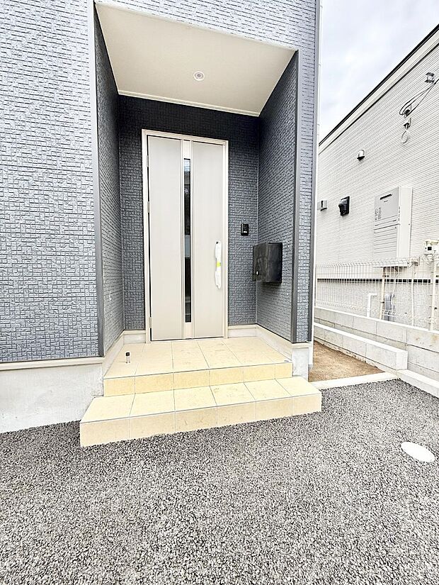 【玄関】■ シンプルで美しく、住まいの第一印象を彩る玄関です