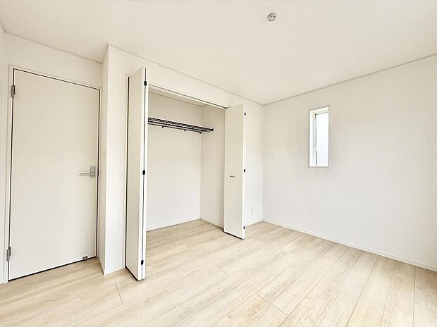 【寝室】■窓の配置や通気性の良い設計で部屋の空気がこもらず、常に新鮮な空気が流れます