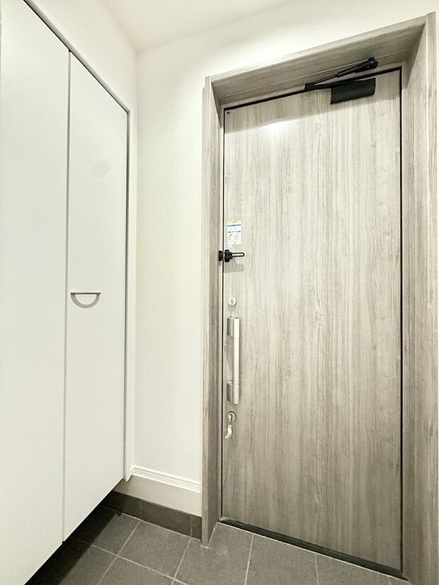 【玄関】■ 家族やゲストをやさしく迎える、心地よい空間