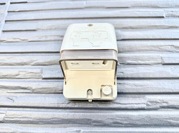 【屋外コンセント】■屋外に電源コンセントがあれば、高圧洗浄機で窓や外壁を掃除するなど便利です。