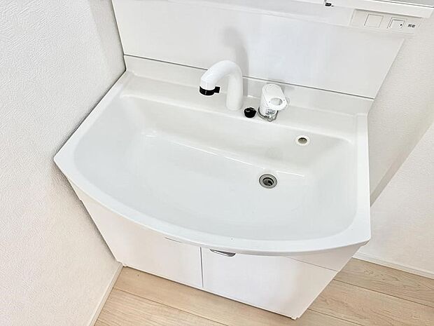 【ハンドシャワー付洗面台】■細かい部分まで洗いやすく便利なハンドシャワー付き