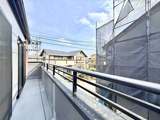 【バルコニー】■ 朝のコーヒーや夜の星空を楽しむ、癒しの場所