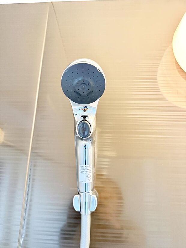 【止水シャワーヘッド】■手元で簡単に止水できるため、水の無駄遣いを減らすことができます。