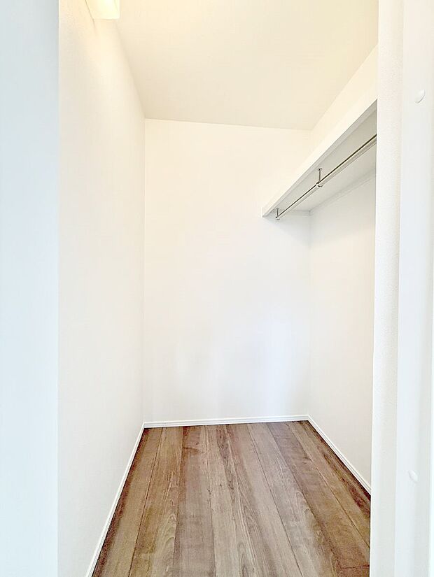 【その他内観】■WIC付きで衣類も荷物もまとめて収納できる便利な空間です