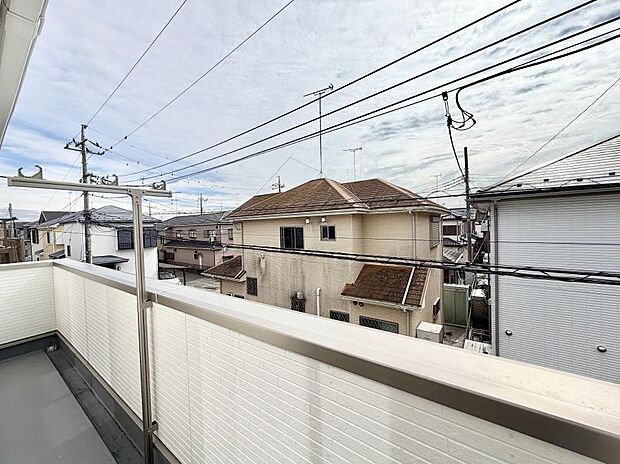 【バルコニー】■ 季節の移ろいを感じられる開放的な空間です