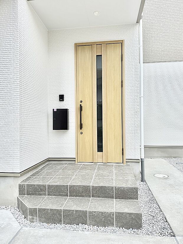 【玄関】■ 帰るたびにホッとする、安心感のある佇まい