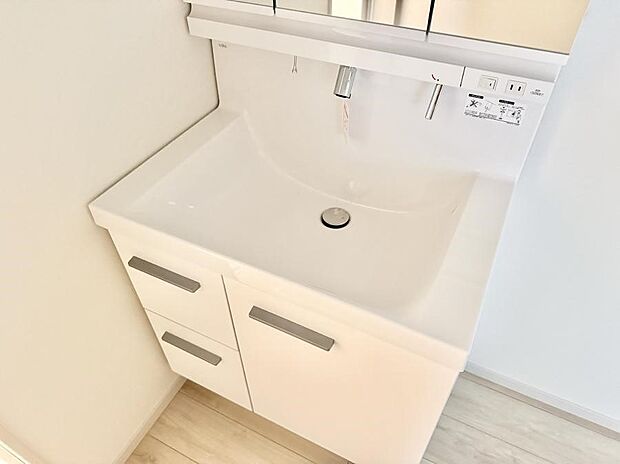 【ハンドシャワー付洗面台】■細かい部分まで洗いやすく便利なハンドシャワー付き