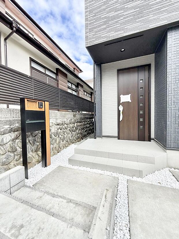 【玄関】■ 心地よい暮らしへとつながる、温かい玄関