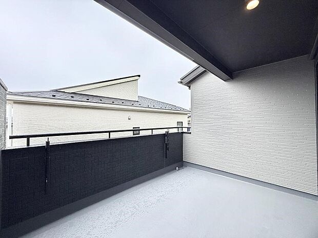 【バルコニー】■ 心地よい風と光を感じる、くつろぎのバルコニー