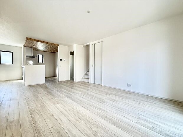 【リビング】■光と風を感じる、リラックスできる空間