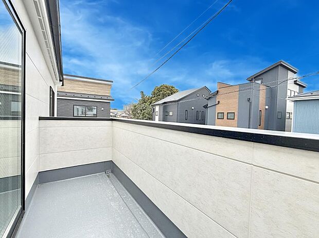 【バルコニー】■ 自然を身近に感じる、開放的なバルコニー