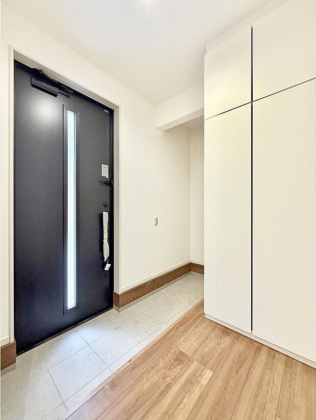 【玄関】■ 毎日を気持ちよく迎える、明るく温もりのある玄関