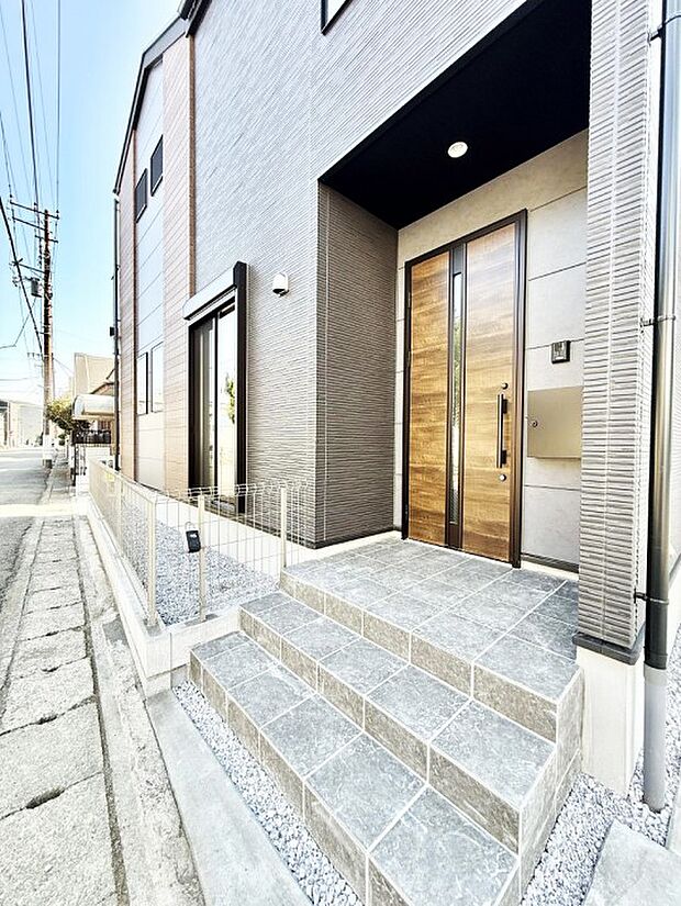 【玄関】■ 心地よい暮らしへとつながる、温かい玄関