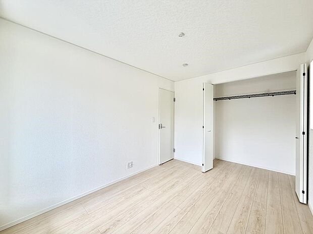 【寝室】■窓の配置や通気性の良い設計で部屋の空気がこもらず、常に新鮮な空気が流れます