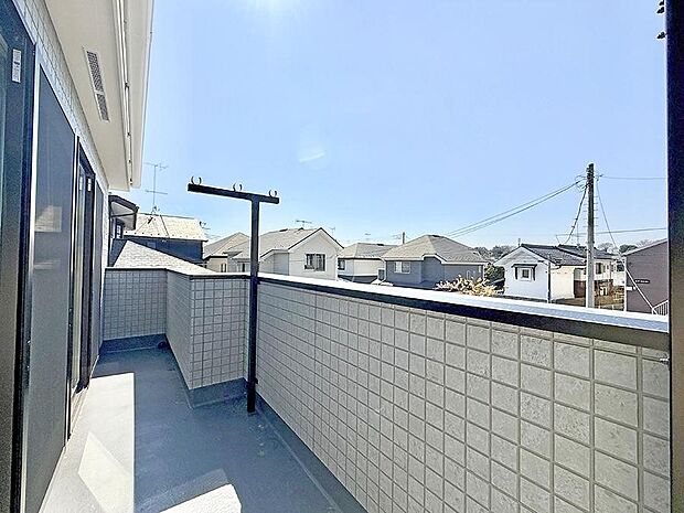 【バルコニー】■ 季節の移ろいを感じられる開放的な空間です