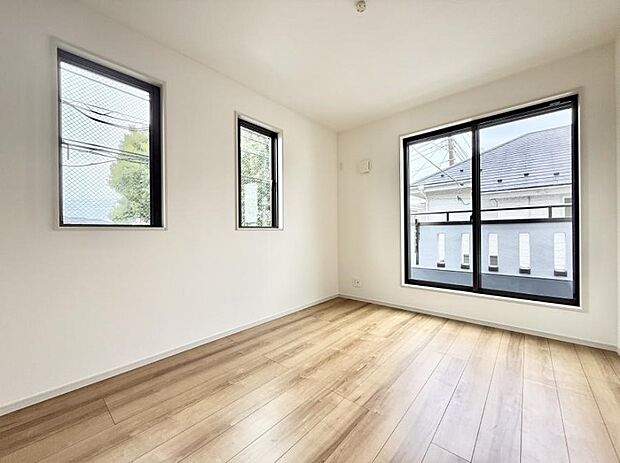 【寝室】■窓の配置や通気性の良い設計で部屋の空気がこもらず、常に新鮮な空気が流れます