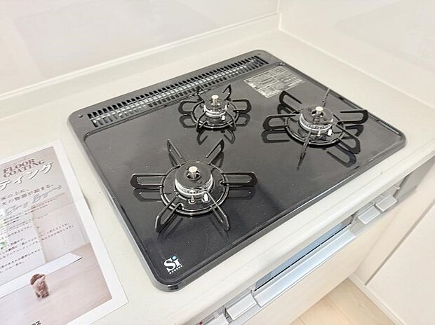 【3口ガスコンロ】■一度に多くの料理ができ便利で効率的