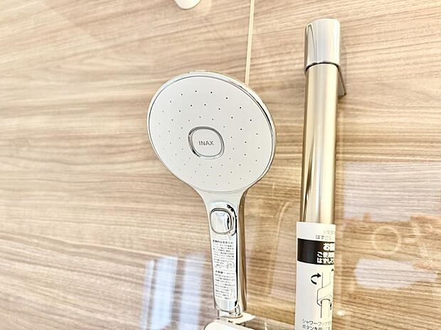 【止水シャワーヘッド】■手元で簡単に止水できるため、水の無駄遣いを減らすことができます。