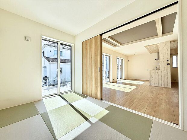 【リビング以外の居室】■落ち着いた色合いのお部屋で穏やかな時間を楽しめます