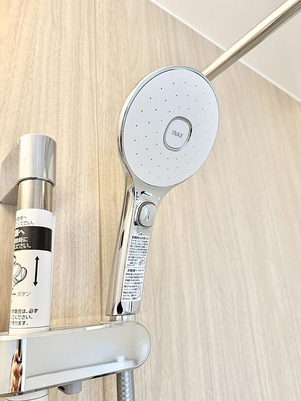 【止水シャワーヘッド】■手元で簡単に止水できるため、水の無駄遣いを減らすことができます。