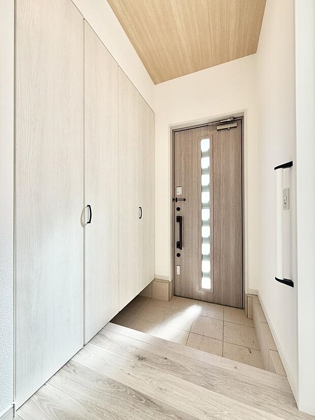 【玄関】■ 家族やゲストをやさしく迎える、心地よい空間