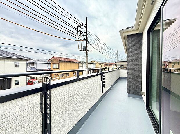 【バルコニー】■ 季節の移ろいを感じられる開放的な空間です