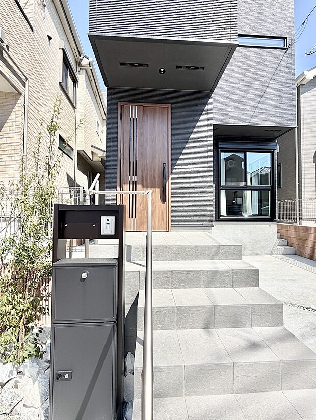 【玄関】■ 帰るたびにホッとする、安心感のある佇まい