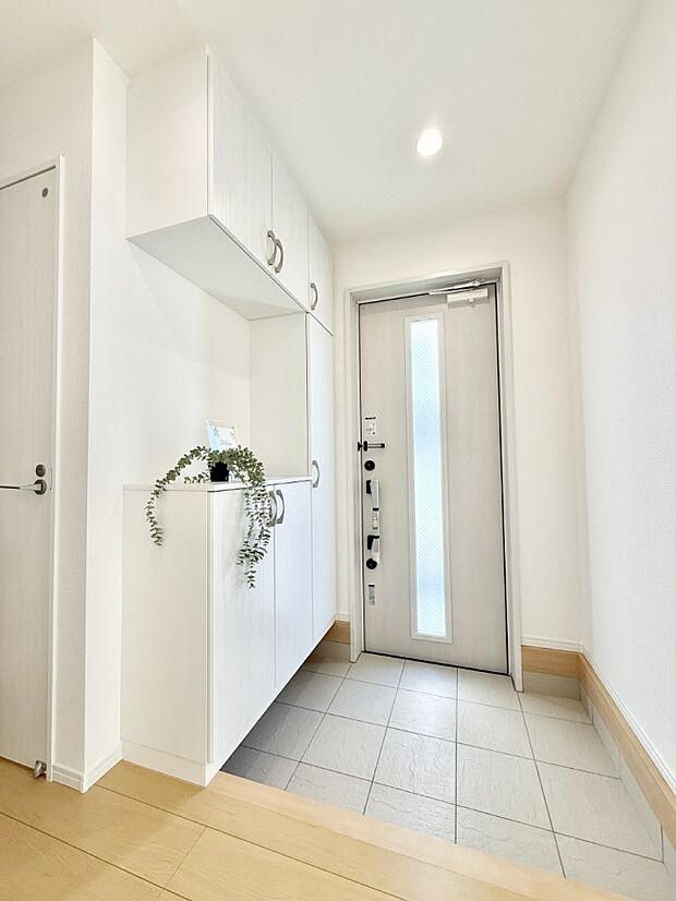 【玄関】■ 家族やゲストをやさしく迎える、心地よい空間