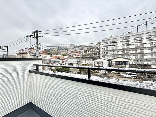 【バルコニー】■ 朝のコーヒーや夜の星空を楽しむ、癒しの場所