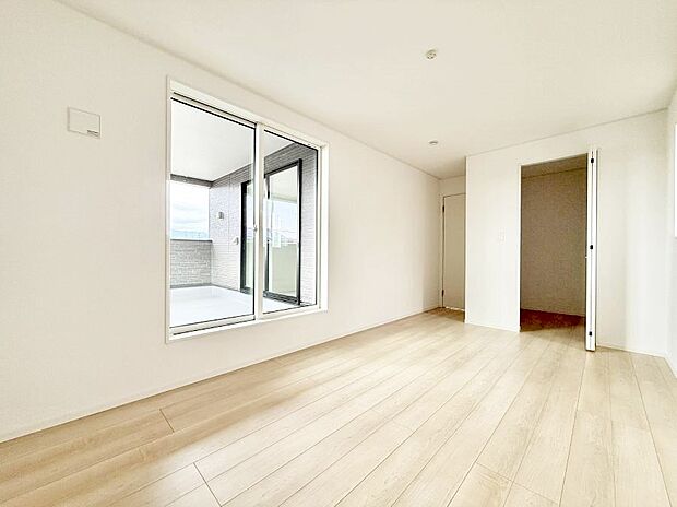 【寝室】■窓の配置や通気性の良い設計で部屋の空気がこもらず、常に新鮮な空気が流れます