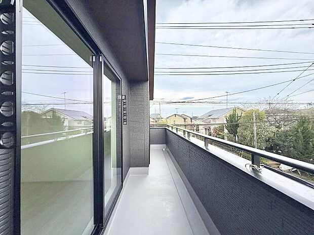 【バルコニー】■ 季節の移ろいを感じられる開放的な空間です