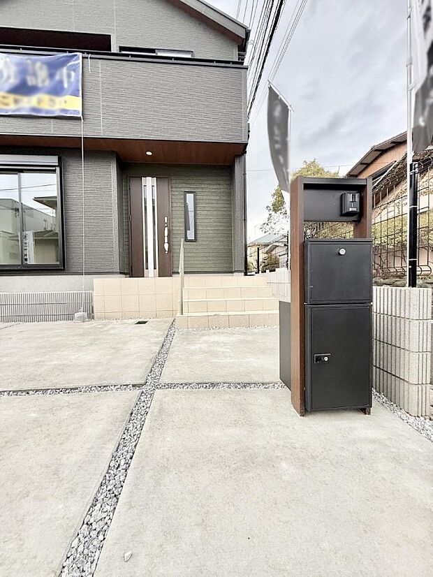 【玄関】■ 帰るたびにホッとする、安心感のある佇まい