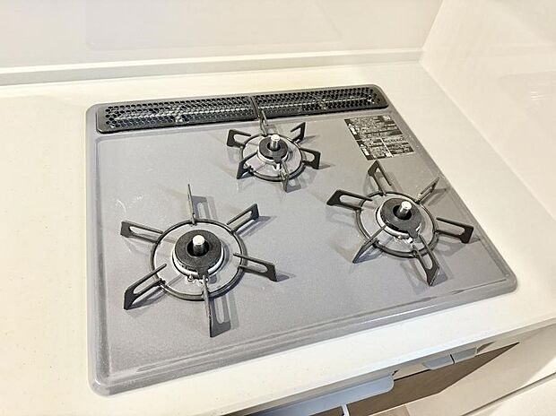 【3口ガスコンロ】■3口コンロのシステムキッチンで料理の手順もスムーズに
