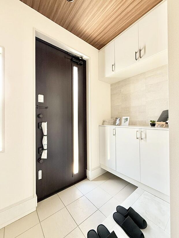 【玄関】■ 毎日を気持ちよく迎える、明るく温もりのある玄関