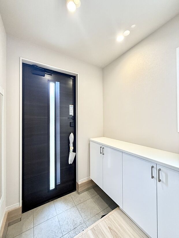 【玄関】■ 家族やゲストをやさしく迎える、心地よい空間